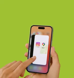 Zatvori aplikacije koje rade u pozadini Instagram? TikTok? Mape? Sve one ostaju da rade i kad izađeš iz njih. A to znači – troše bateriju čak i kad ne gledaš u njih. S vremena na vreme, proveri šta ti je otvoreno i zatvori sve što ne koristiš.