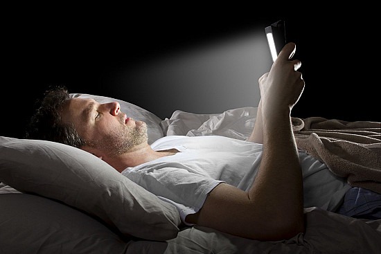 3. Priguši svetlost ekrana – nije ti telefon reflektor
