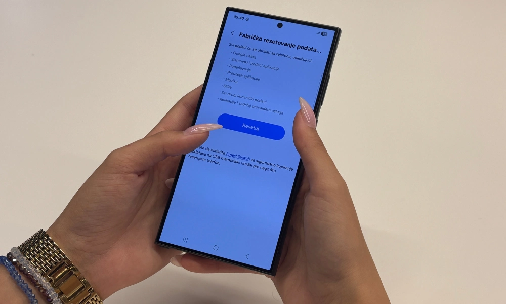 Ako tvoj Samsung telefon prestane da reaguje, najjednostavniji način da ga ponovo pokreneš jeste hard reset – odnosno forsirano restartovanje uređaja.