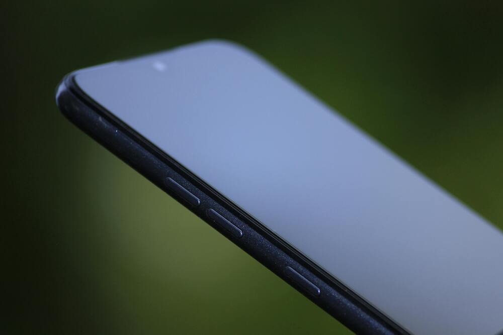 Privacy staklo za telefon: Da li se zaista isplati?